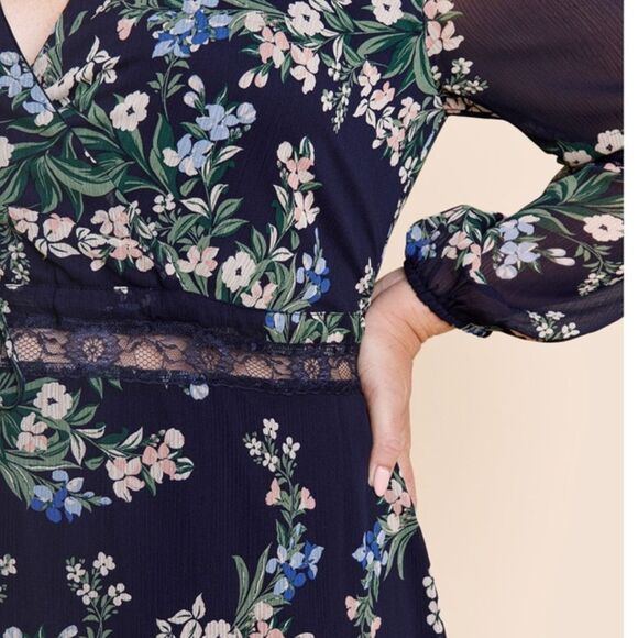 NEW! Floral flowy dress with lace accents - Picture 2 of 6